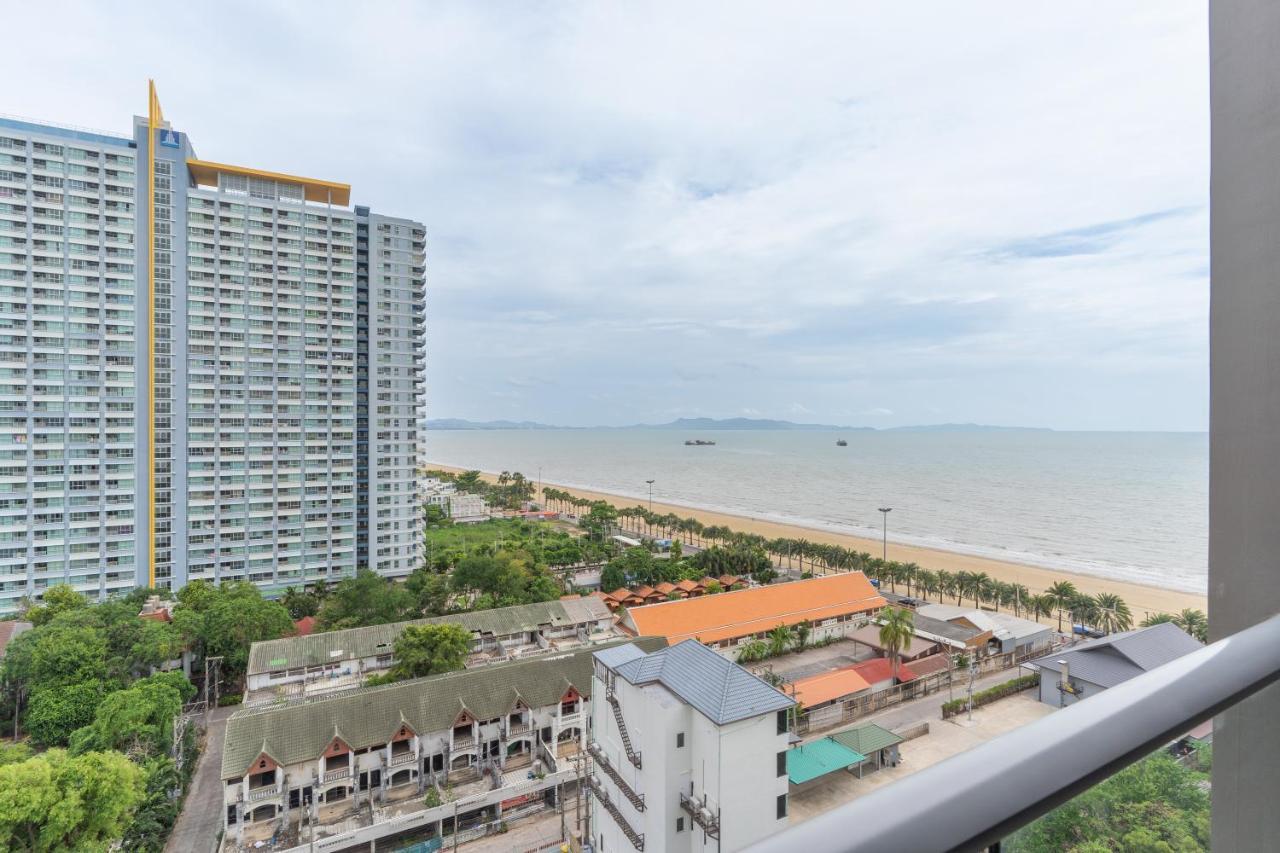 Aeras Beachfront Condominium Pantai Jomtien Bagian luar foto